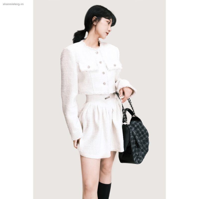 Áo khoác tweed dáng ngắn phối chân váy lưng cao thời trang mùa đông 2021