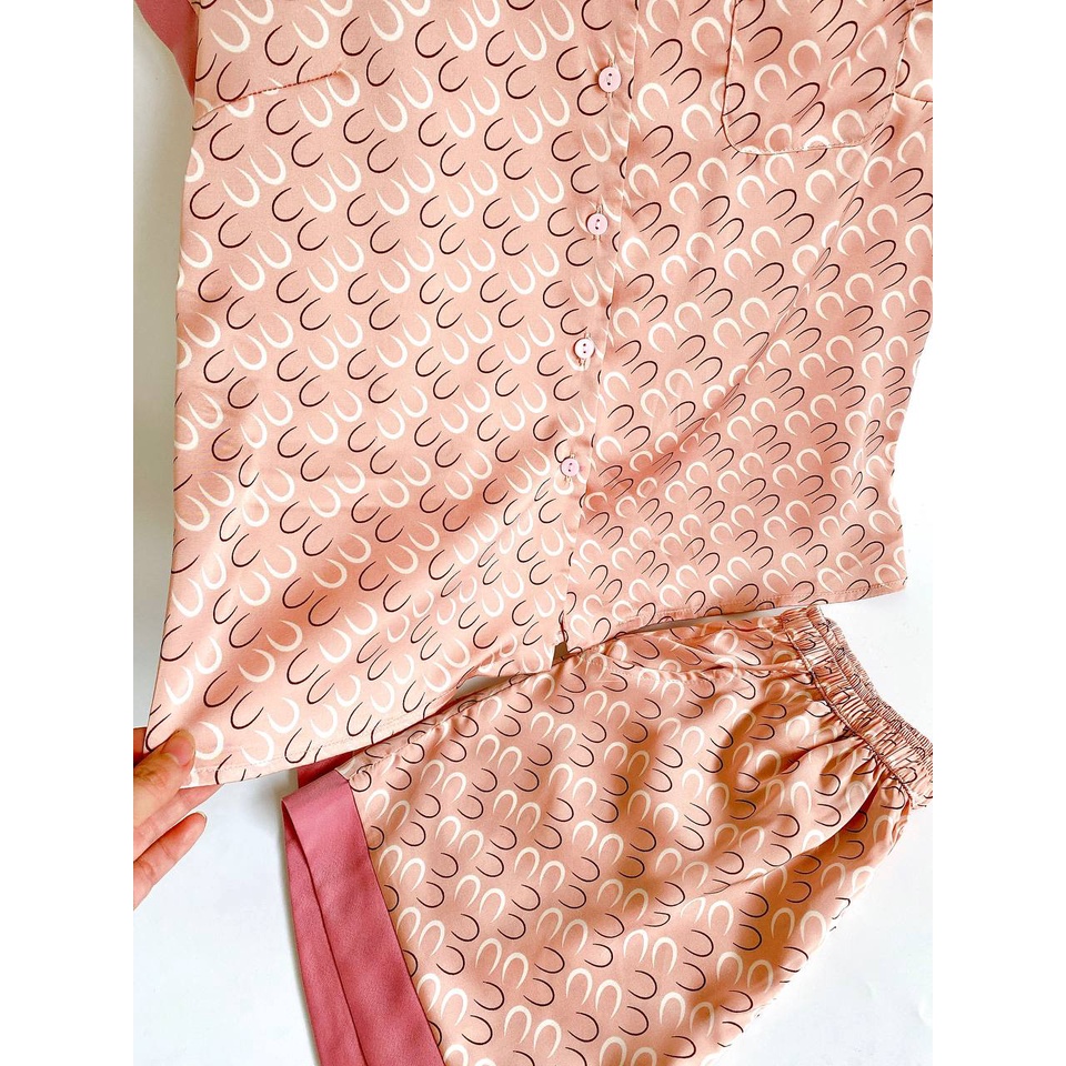 Bộ đồ ngủ nữ lụa Nhật Japan Silk loại áo quần ngắn họa tiết móc nền hồng dễ thương