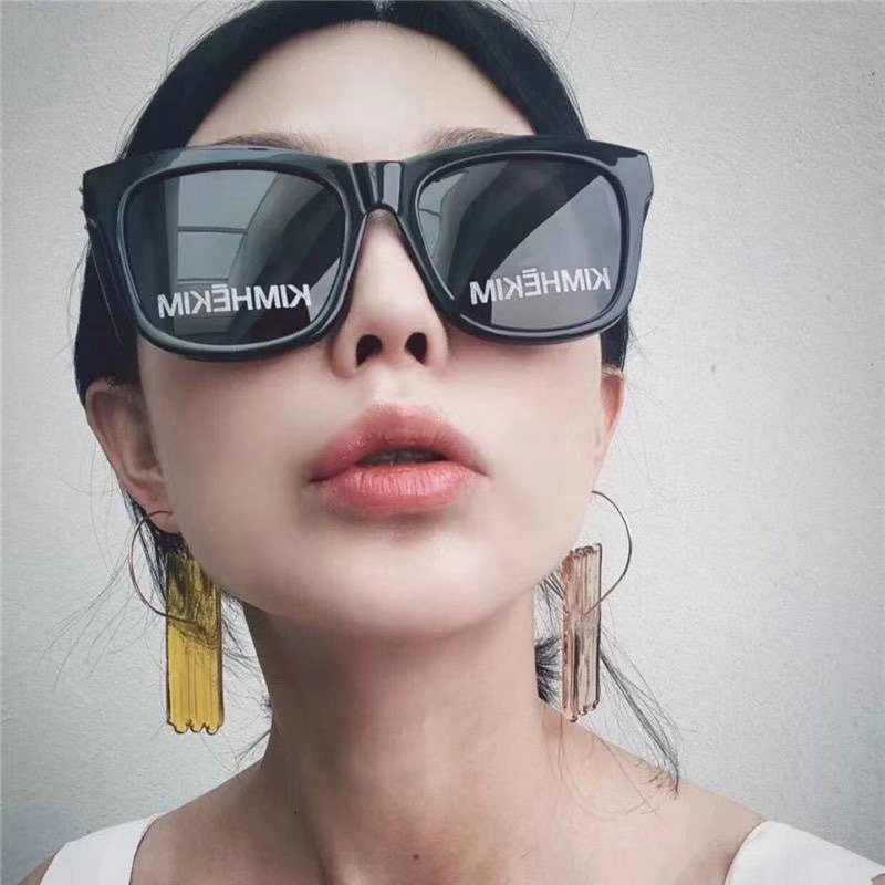 Kính mát gọng màu đen in chữ độc đáo thời trang cho nữ KIMHEKM