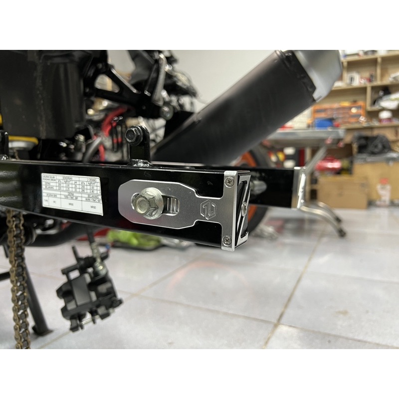 Pát tăng sên âm Satria Raider Fi có nẹp gắp