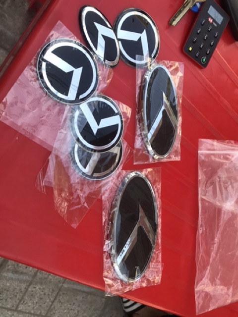 Bộ logo Kia chữ K 7 chi tiết cho KIA & HYUNDAI Nền Carbon