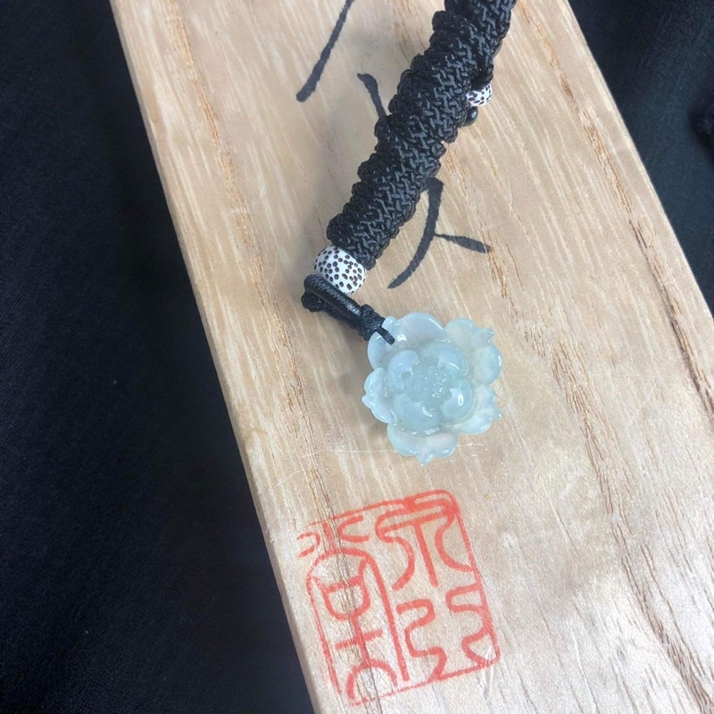 Mặt dây chuyền chạm tay hình hoa sen