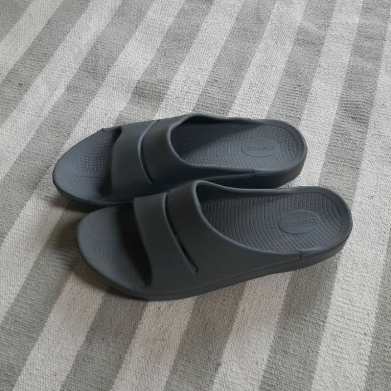 Dép đi bộ Nam, Nữ Oofos màu đen. - SIÊU HOT