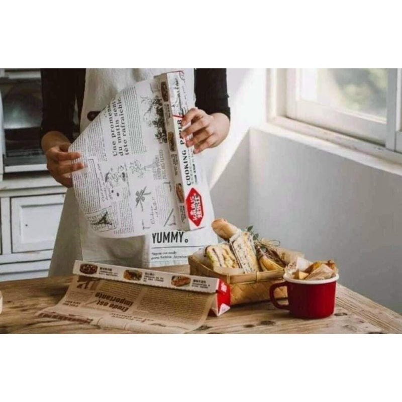Cuộn giấy báo thấm dầu.