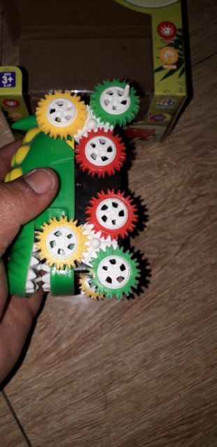 Xe mô hình cá sấu 12 bánh chạy PIN bằng nhựa tặng kèm PIN