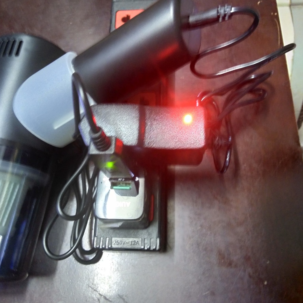 Củ sạc hút bụi cầm tay không dây có đèn báo đầy pin