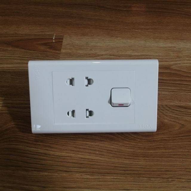 Mặt ổ cắm đôi 2 chấu 16A với 1 hạt công tắc vuông LiOA