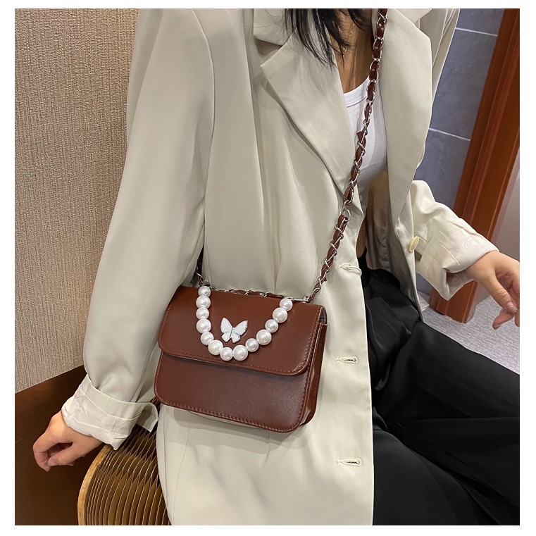 Túi đeo chéo đính họa tiết phối dây ngọc nhân tạo da lì phong cách