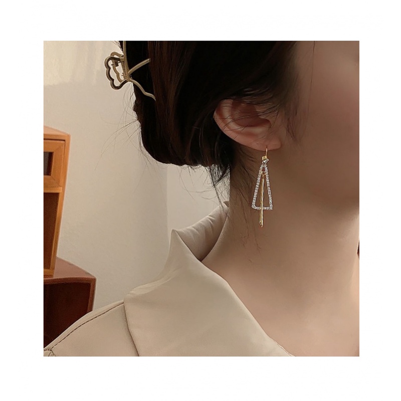 Hoa tai dáng dài hình tam giác phong cách thời trang