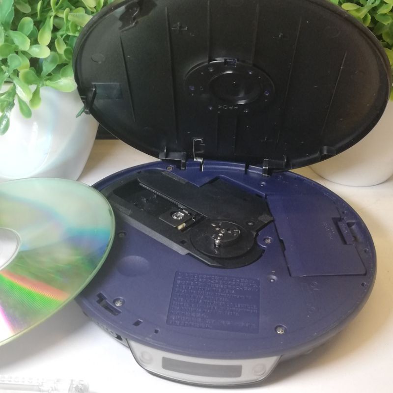 Máy nghe nhạc CD cầm tay chạy đĩa CD Sony Walkman D-EJ010  đọc ghi đĩa CD còn dùng tốt