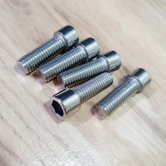 Set Gồm 5 Con Bulong Đầu Trụ Lục Giác Chìm Size M10x30 Chiều Dài 39mm Inox Bền Bỉ Cứng Cáp