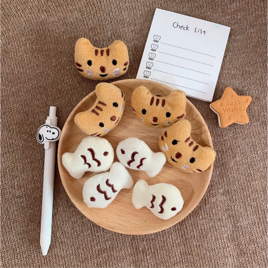 Huy hiệu/ ghim cài thú bông trang trí balo, trang phục hình mèo và cá Mua Tất (muatatshop)