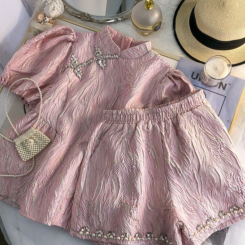 Bộ đồ nữ 2 món với áo tay phồng sườn xám cách tân và quần short ống rộng đính kim cương phong cách retro mùa hè 2022