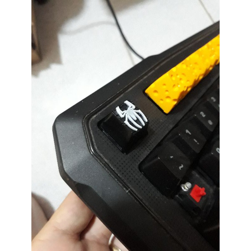 Keycap artisan Spiderman trang trí bàn phím cơ gaming.