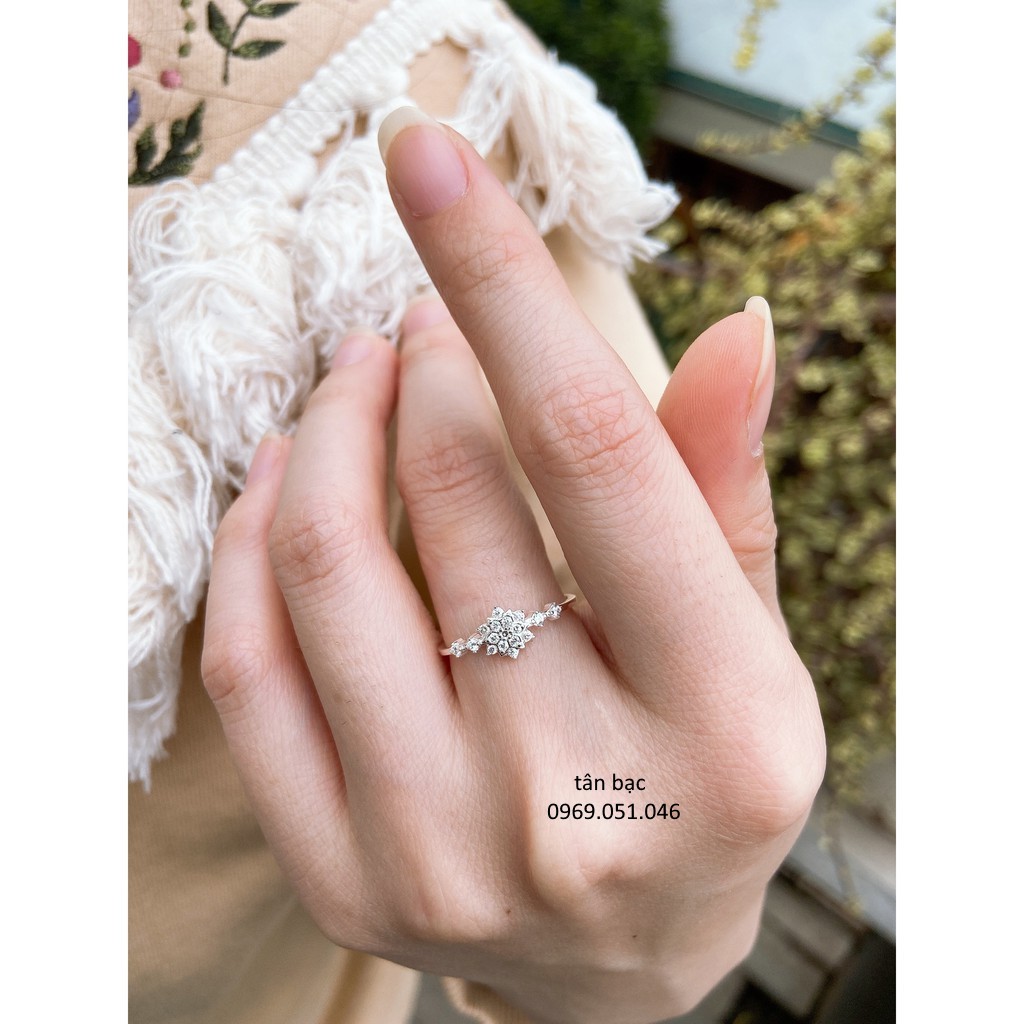 vẻ đẹp không thể từ trối , nhẫn nữ bạc ta , hàng làm kỹ sắc nét từng chi tiết sản phẩm rất dễ phối cùng với nhiều đồ ạ