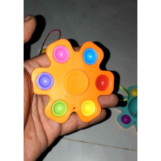 Một cái con quay xả stress pop it bằng nhựa rất đẹp có kèm dây