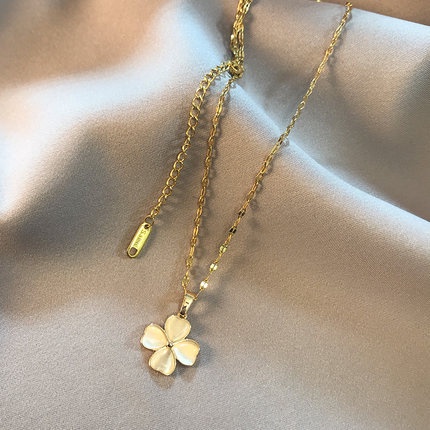 Vòng cổ thép titan mặt cỏ bốn lá đính đá ngọc bích