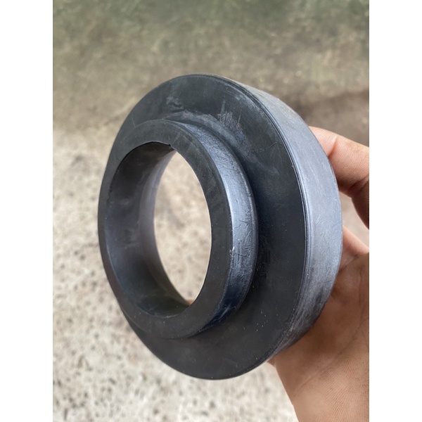 Cao su đệm lò xo sau Innova 2006- 2022