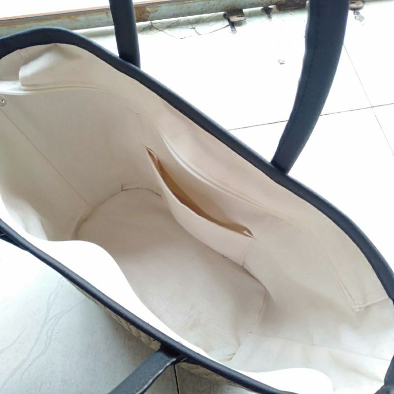 Giỏ cỏ bàng vẽ cô gái bên hoa sen