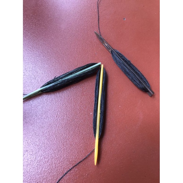 Que móc ghim có sẵn chỉ để vá sửa chữa lưới tặng kèm chỉ có hướng dẫn cách vá