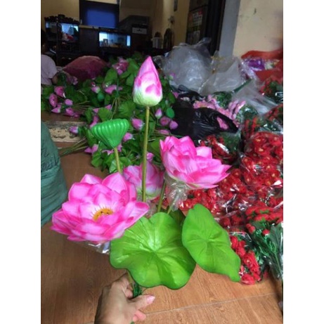 Cụm sen giả. hoa giả trang trí nhà cửa hoặc cắm bình , lọ trang trí tượng bác hồ
