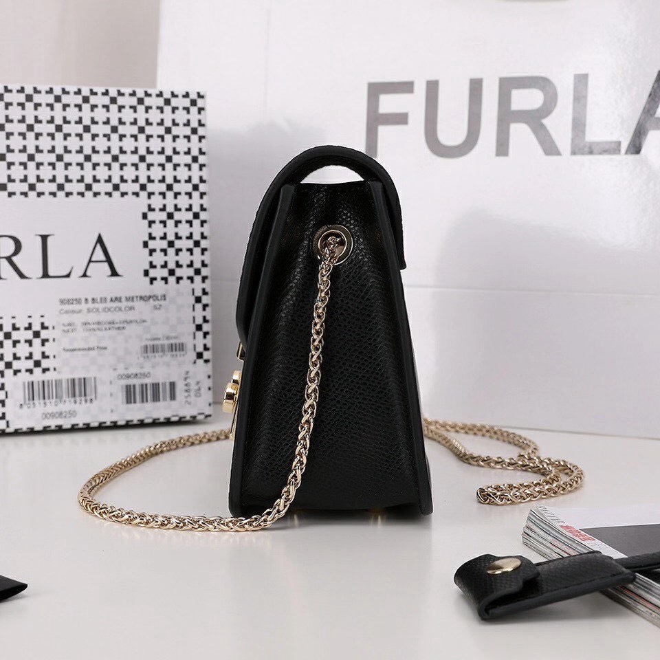 Túi đeo chéo nữ FURLA METROPOLIS  chi tiết chuẩn, từ đường keo mũi chỉ đến logo khắc đều sắc nét. Size 17cm