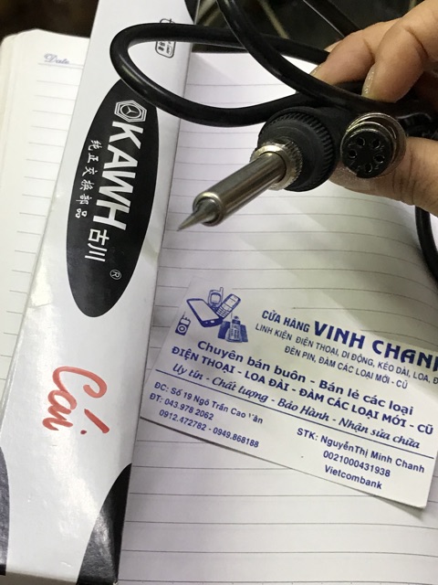 Chiếc Tay máy hàn thiếc 936 đầu cái