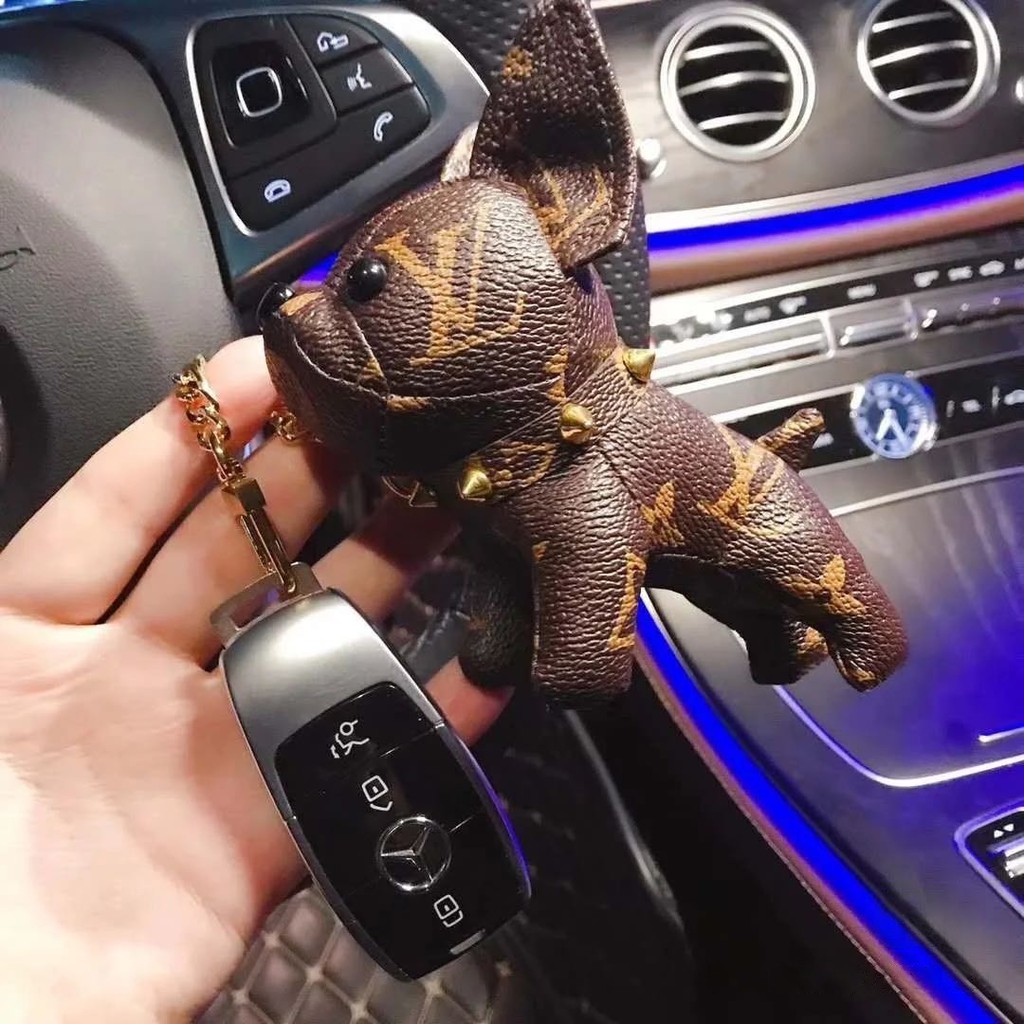 Móc khóa hình chó in logo LV sang trọng kèm túi đựng chìa khóa