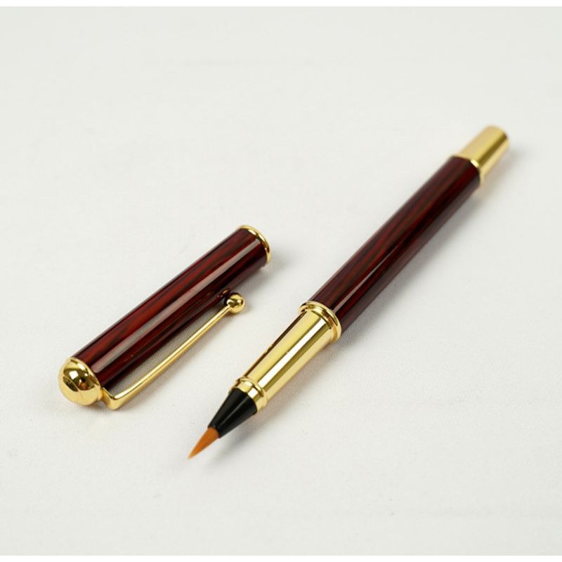 Bộ bút lông bơm mực cao cấp gồm có:- 1 hộp đựng bút.- 1 bút lông bơm mực - 1 ruột bút và 1 ngòi lông dự phòng