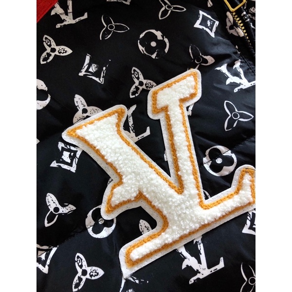 Áo khoác phao gile nam họa tiết chữ và nhiều hình thêu thương hiệu Louis Vuitton LV cao cấp
