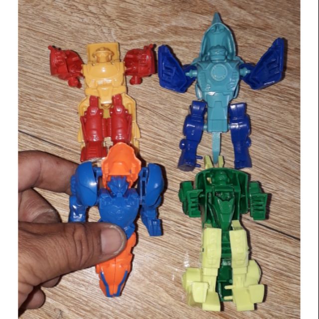 Một mô hình khủng long và xe lắp ráp biến thành robot