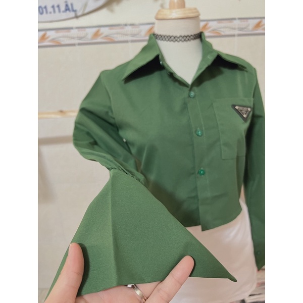 Áo sơ mi croptop xanh lá 1 túi tag kim loại
