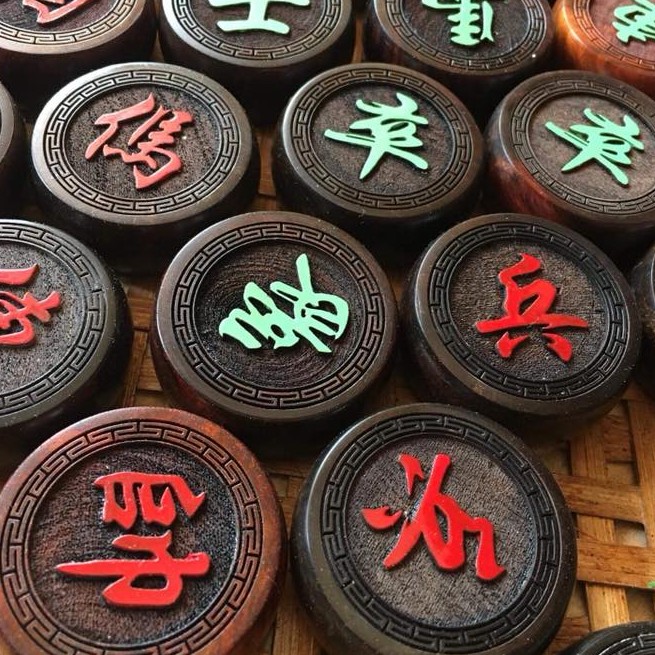 Quân cờ gỗ trắc 4cm đục nổi