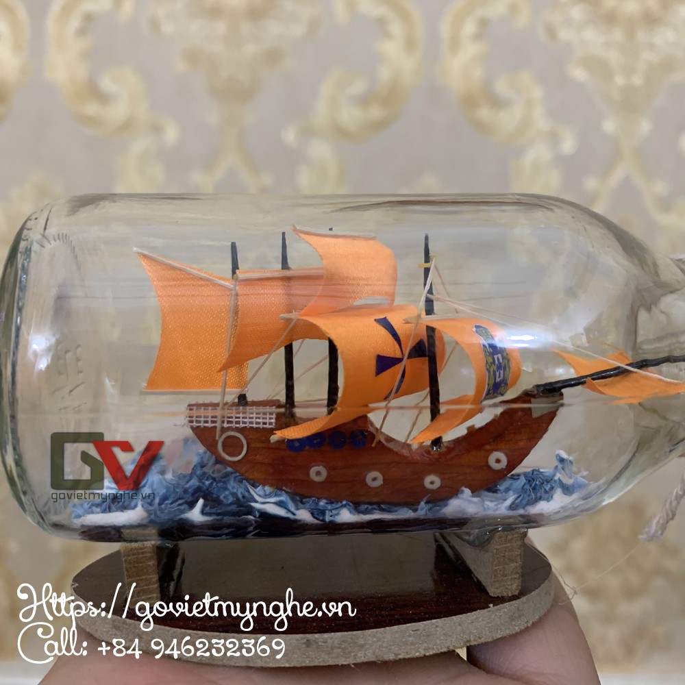 Mô hình tàu thuyền gỗ trong chai thủy tinh trang trí bàn làm việc - Buồm màu cam - Dài 11cm