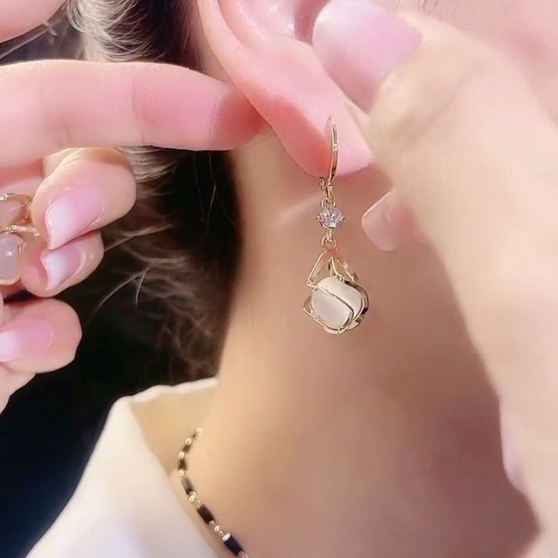 Khuyên Tai Hình Giọt Nước Phối Tua Rua Phong Cách Hàn Quốc Thời Trang