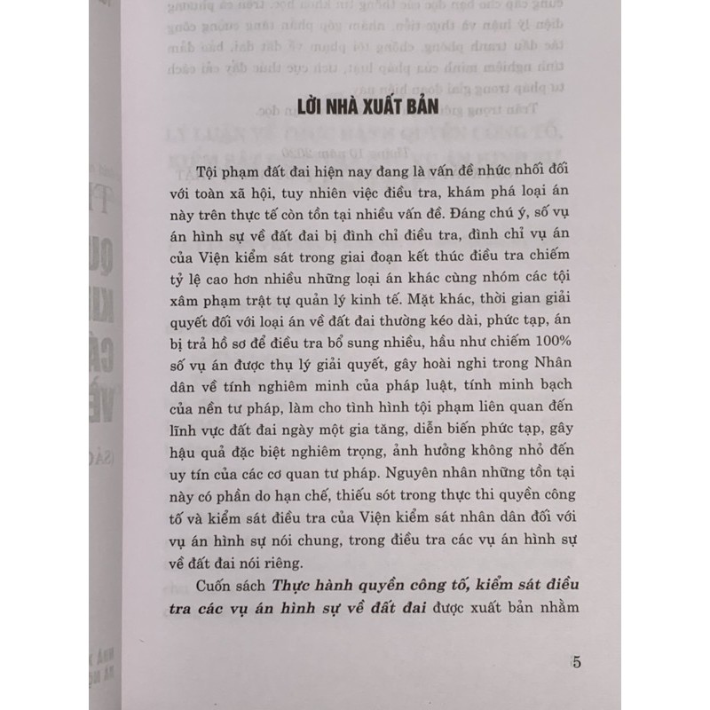 Sách - Thực hành quyền công tố, kiểm sát điều tra các vụ án hình sự về đất đai (Sách chuyên khảo)