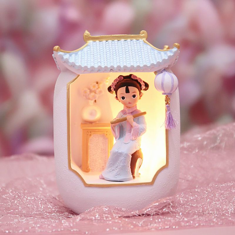 Tượng cô gái mặc cổ trang đánh đàn