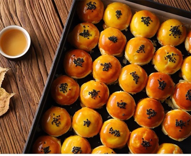 Bánh đậu đỏ trứng muối 20 chiếc