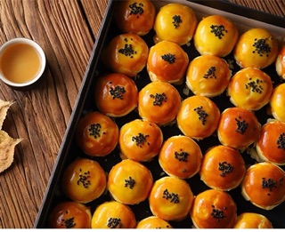Bánh đậu đỏ trứng muối 20 chiếc
