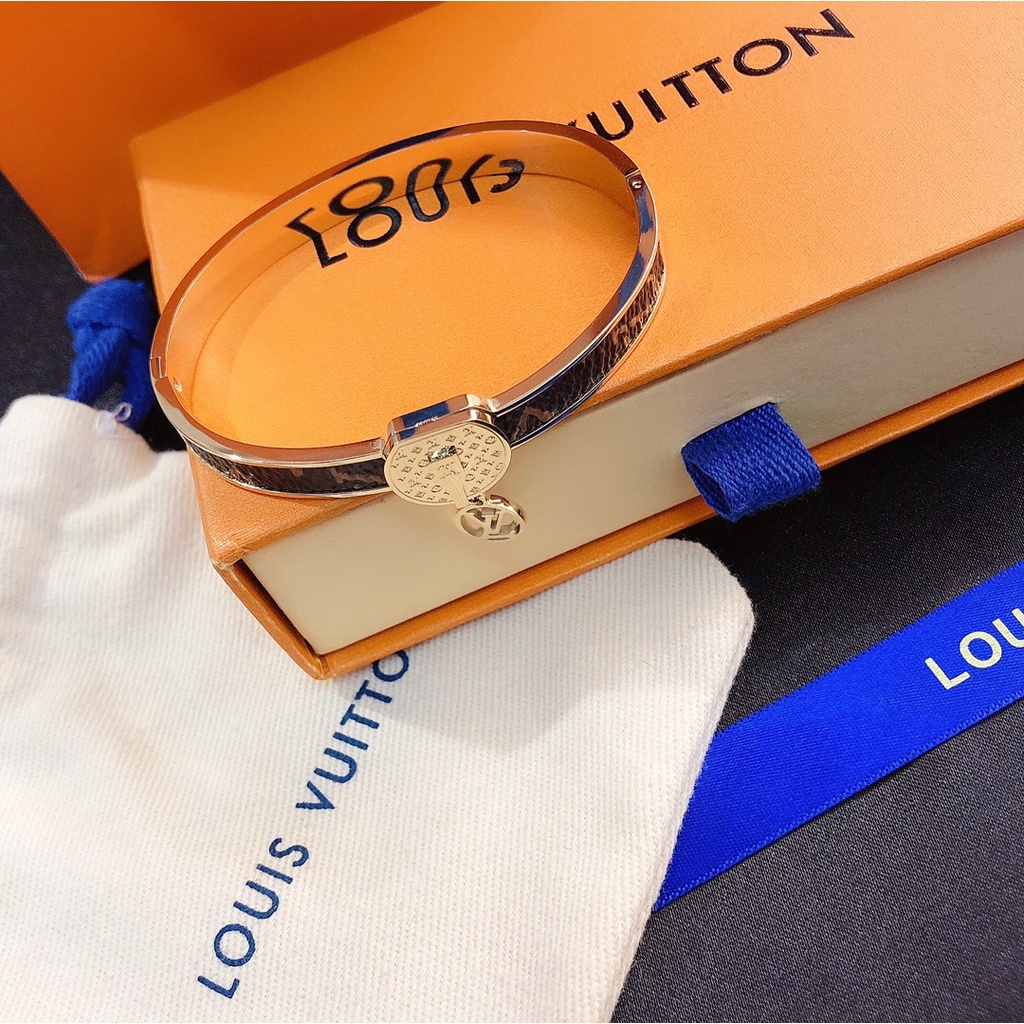 Vòng Tay LV Bằng Thép Titan Nhẹ Khảm Chữ Louis Vuitton Đơn Giản Không Phai Màu Đa Ứng Dụng Sang Trọng Cho Nam Và Nữ