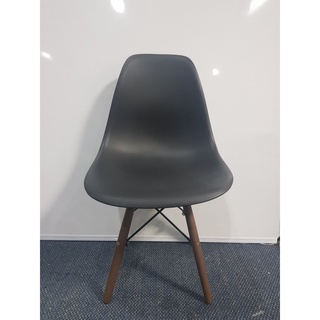 Ghế nhựa chân gỗ EAMES
