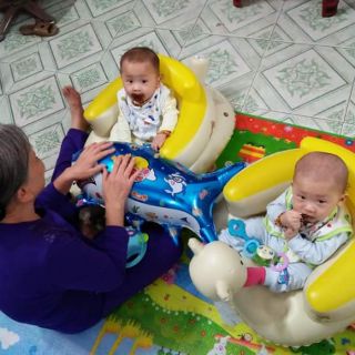 Phao thú tập ngồi cho bé.