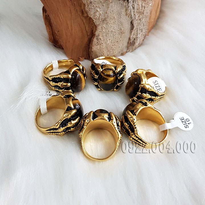 Nhẫn nam móng vuốt gắn đá mắt hổ.