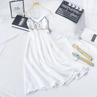 Váy trắng đi biển