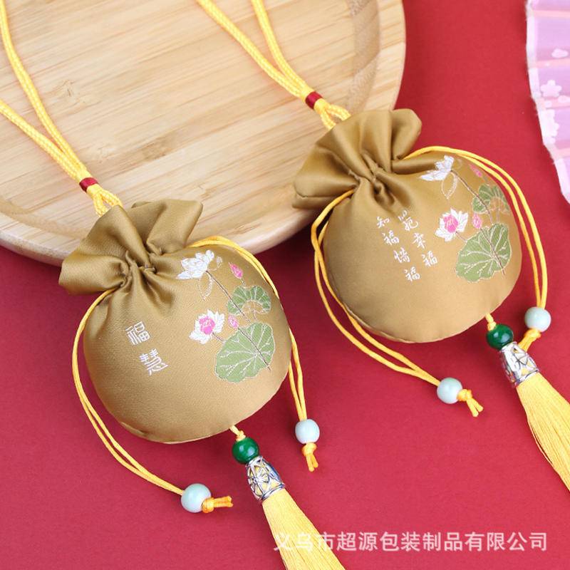 Túi May Mắn Thêu Họa Tiết Hoa Oải Hương Treo Trang Trí Xe Hơi