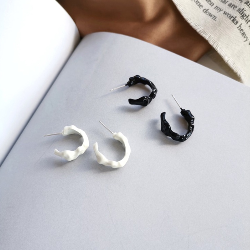 1 đôi bông tai ngắn hình chữ C màu sắc đơn giản cá tính