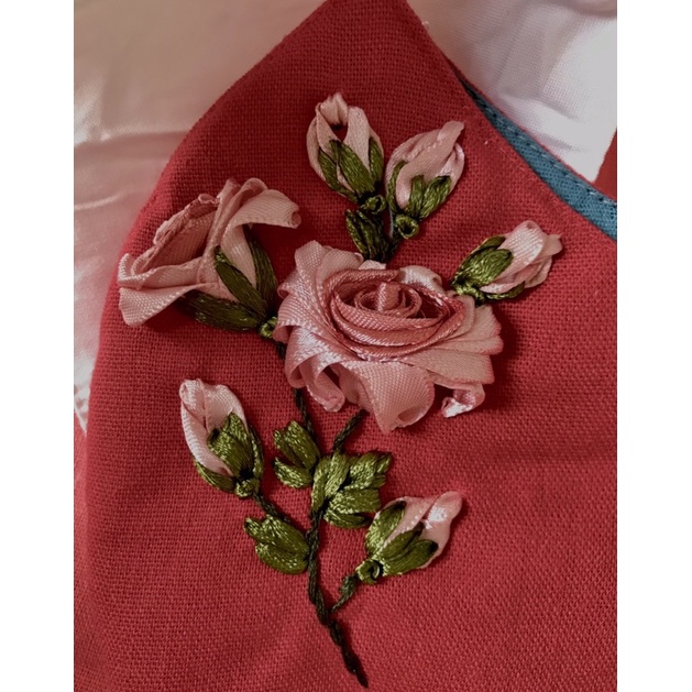 Khẩu trang thêu handmade