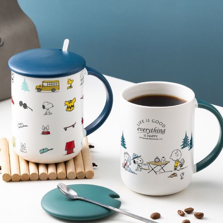 Cốc Uống Nước Bằng Sứ In Hoạt Hình Snoopy Kèm Muỗng Và Nắp Đậy