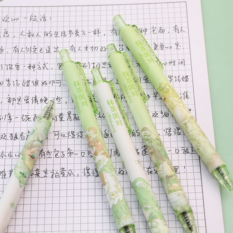 Một chiếc bút gel mực đen cực xinh, màu sắc đáng yêu, tươi trẻ