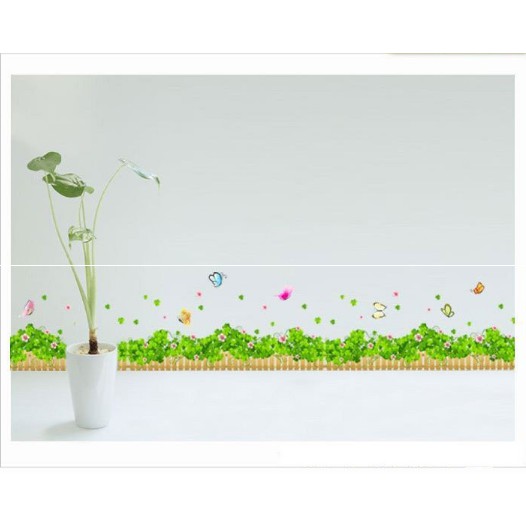 Decal trang trí chân tường Hàng rào gỗ cỏ hoa hồng 5 cánh cùng bướm